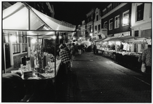 404079 Afbeelding van een kerstmarkt in de Twijnstraat te Utrecht, bij avond.